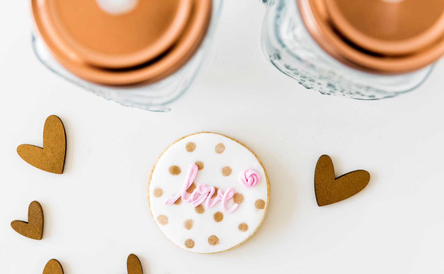 Cookies in mason jars as a DIY wedding favour idea
