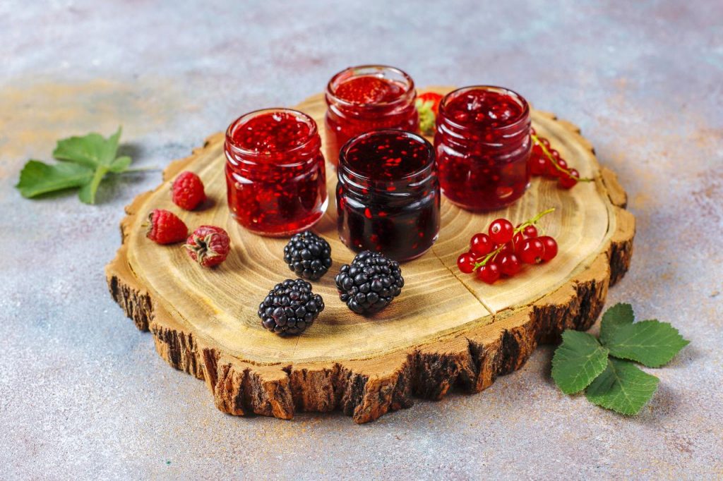 Small jam jars as DIY wedding favours